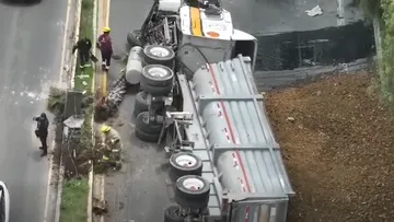 Tráiler volcado sobre la autopista México-Pachuca