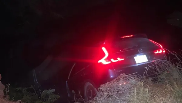 Camioneta caída en canal de aguas negras