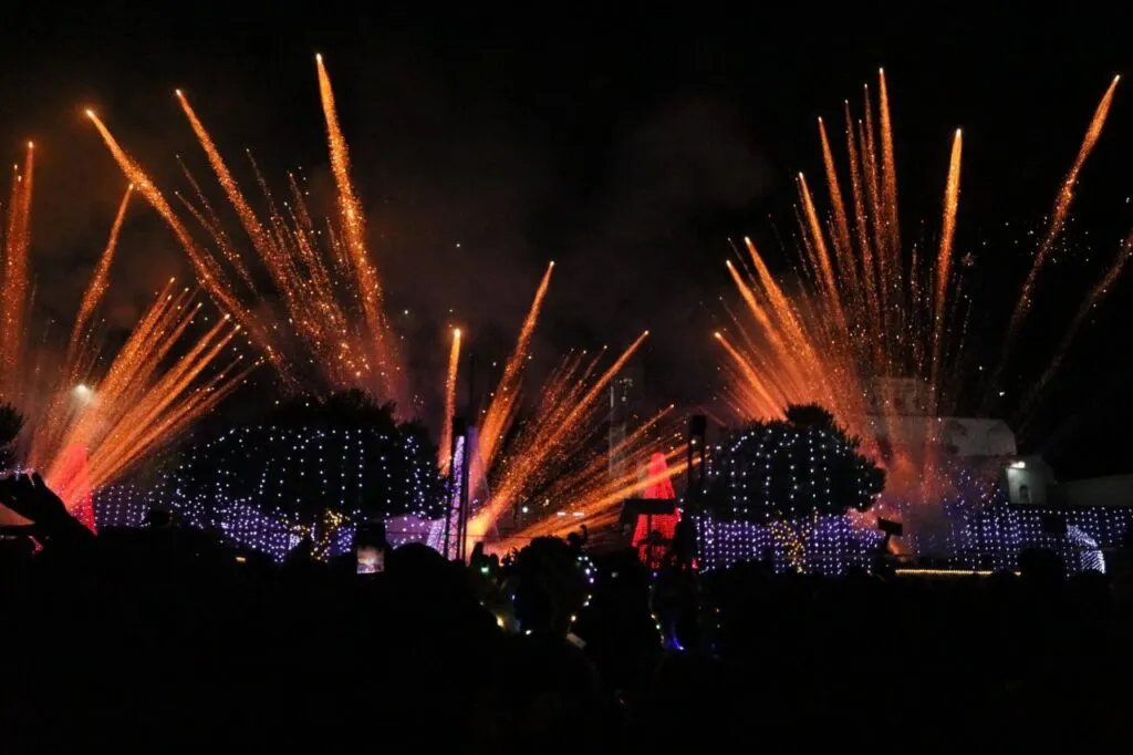 Inauguran el Callejón del Polo Norte en Pachuquilla con Santa Claus y encendido del árbol