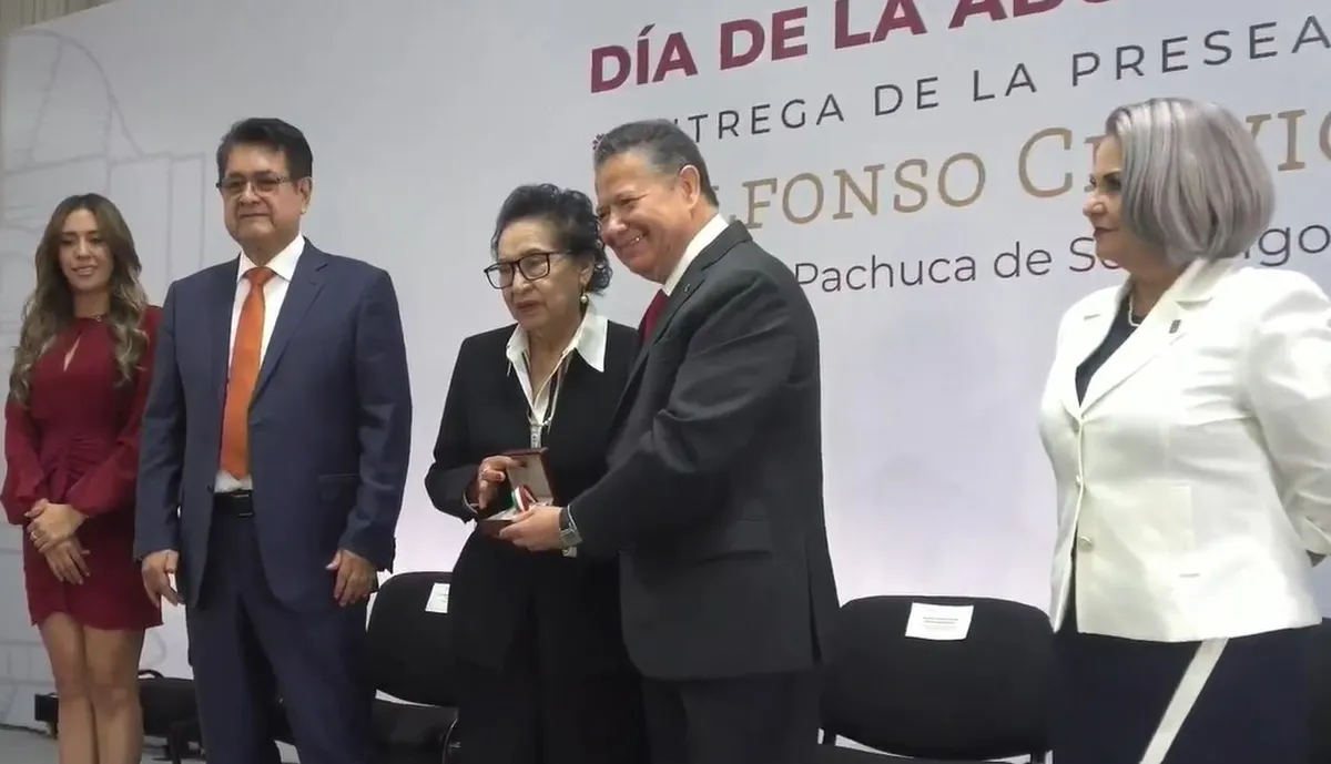 Julio Menchaca entrega presea al mérito jurídico a Adela Hernández Serrano