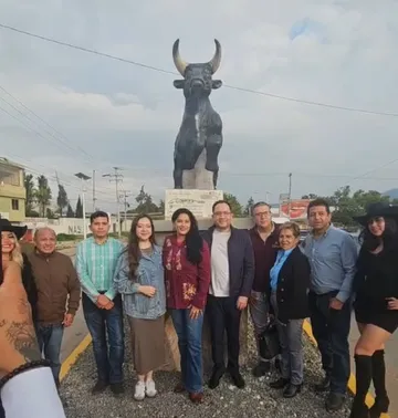 Santiago Tulantepec devela estatua de toro en medio de debate por maltrato animal y falta de reglamento
