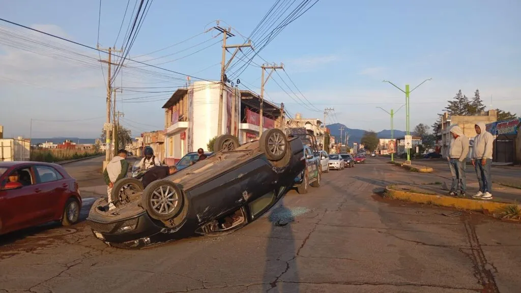 Aparatoso accidente en Tulancingo deja a mujer lesionada