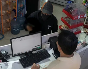 Captan en video nuevo robo a mano armada en Tulancingo; delincuencia no da tregua a comerciantes