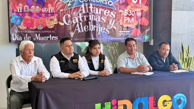 Desfile de Catrinas y Altares en Tetepango, Hidalgo, durante el Día de Muertos.