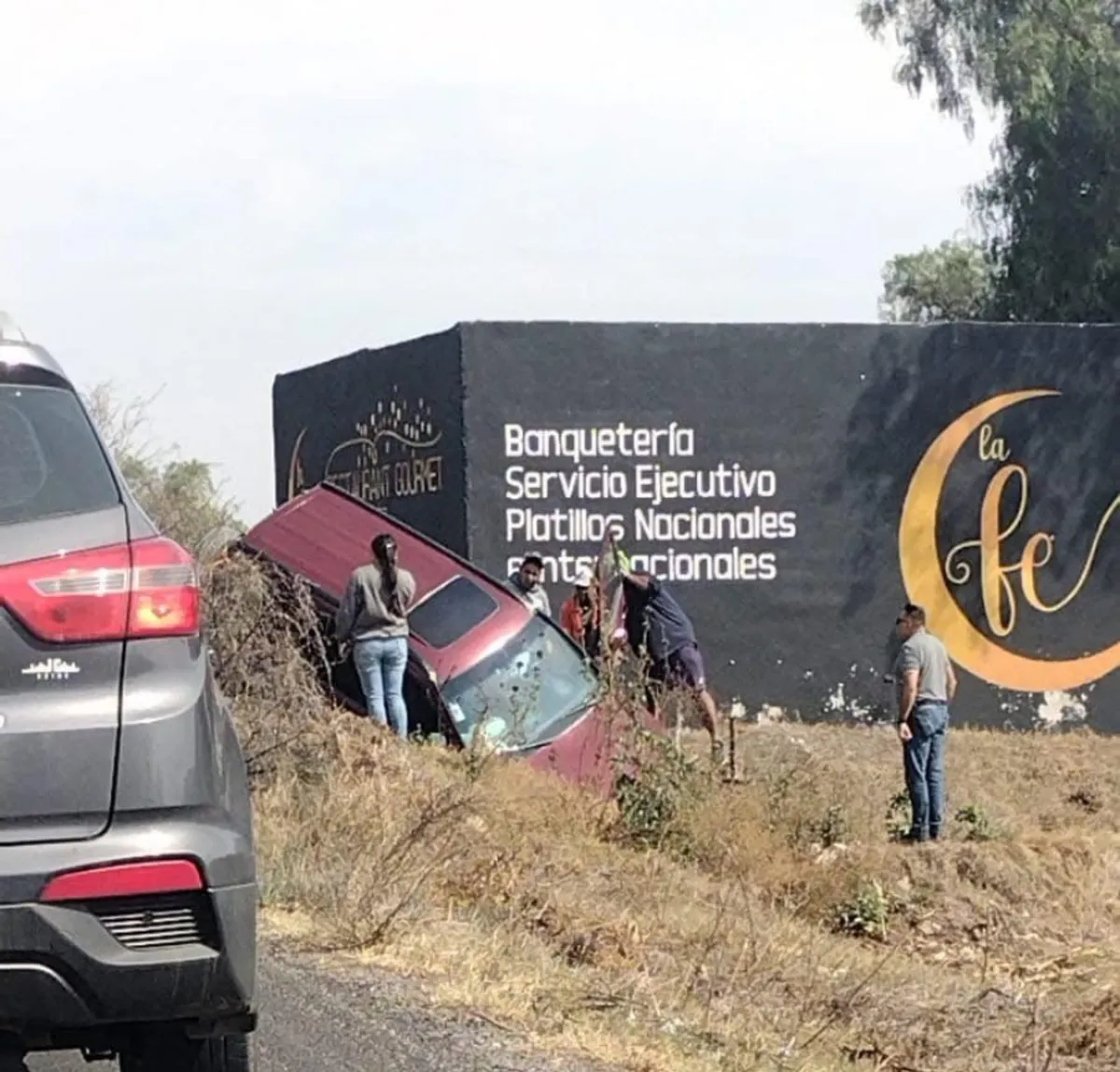 Fuerte accidente en la Tetepango–Tlaxcoapan deja un lesionado; camioneta cae a canaleta