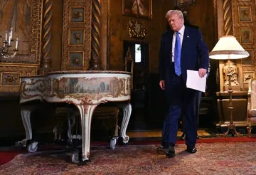 Trump dice prever aranceles para automóviles de alrededor de 25%