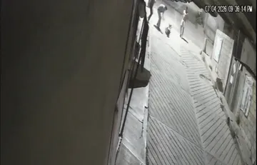 Un reclamo terminó en un ataque directo y todo quedó grabado. Un vecino fue golpeado frente a su casa en Mineral de la Reforma y el video ya circula