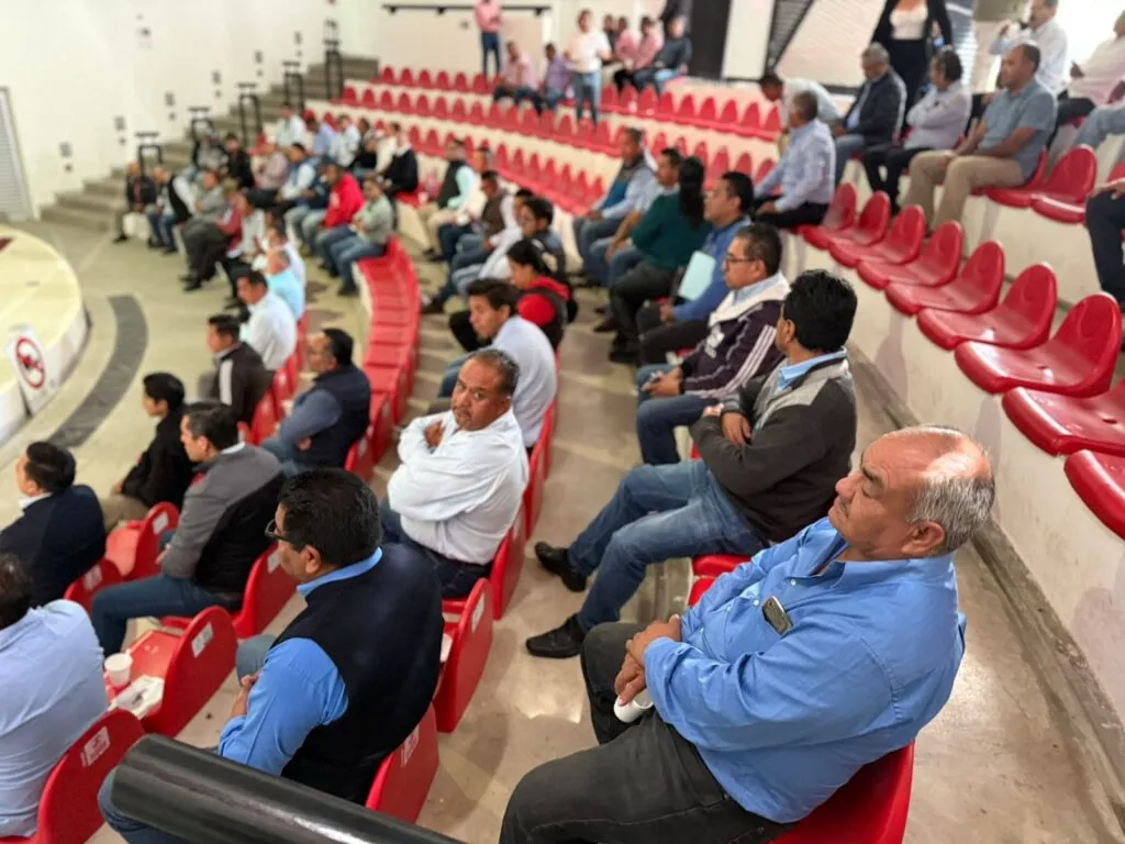 Capacitan a taxistas de Pachuca para mejorar seguridad vial