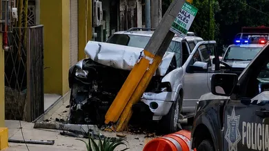 Una camioneta se impactó contra un poste sobre la avenida Lázaro Cárdenas, en la colonia Jalpa de Tula de Allende