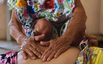 Parteras tradicionales en Hidalgo podrán expedir certificados de nacimiento