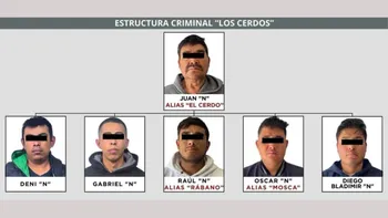 Integrantes de la banda "Los Cerdos" vestidos con uniformes de policía municipal