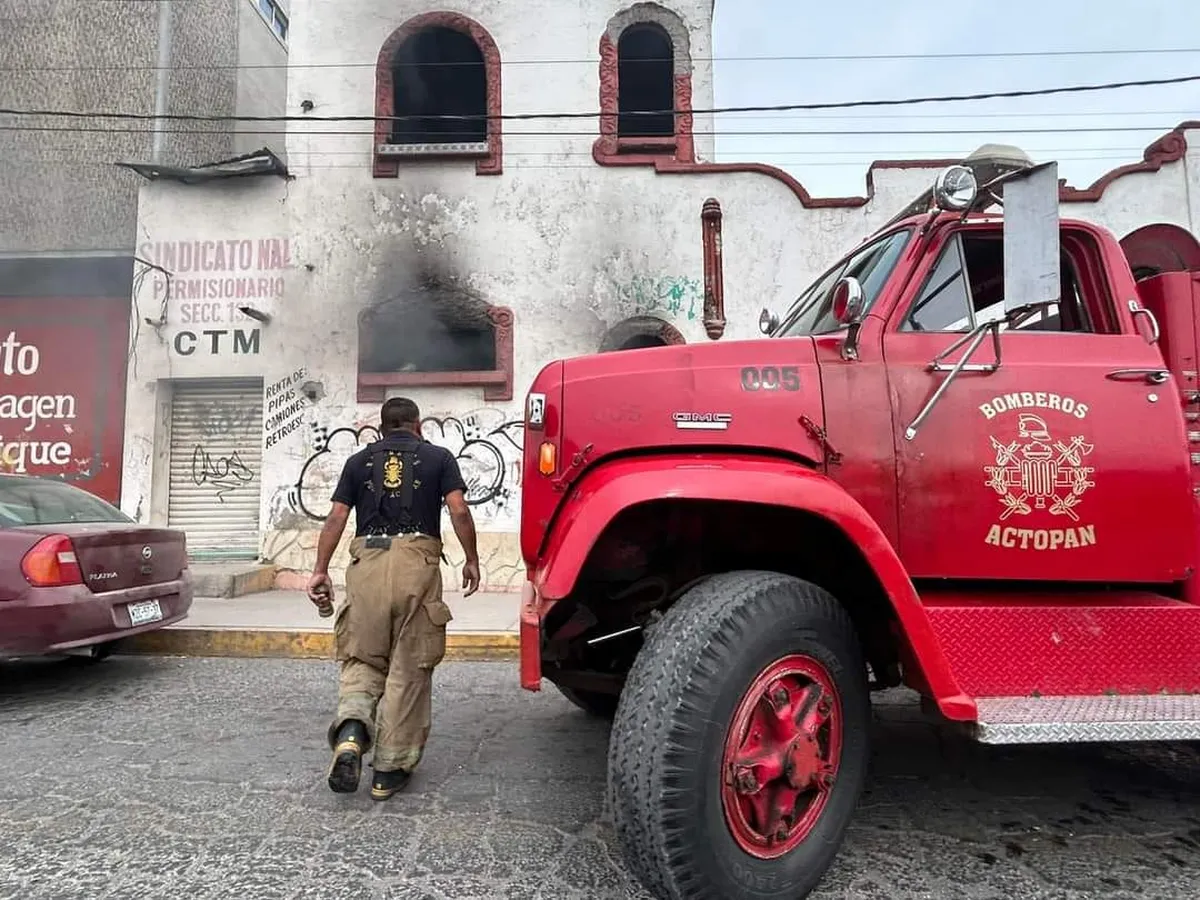 Actopan: bomberos sofocan incendio en casa abandonada