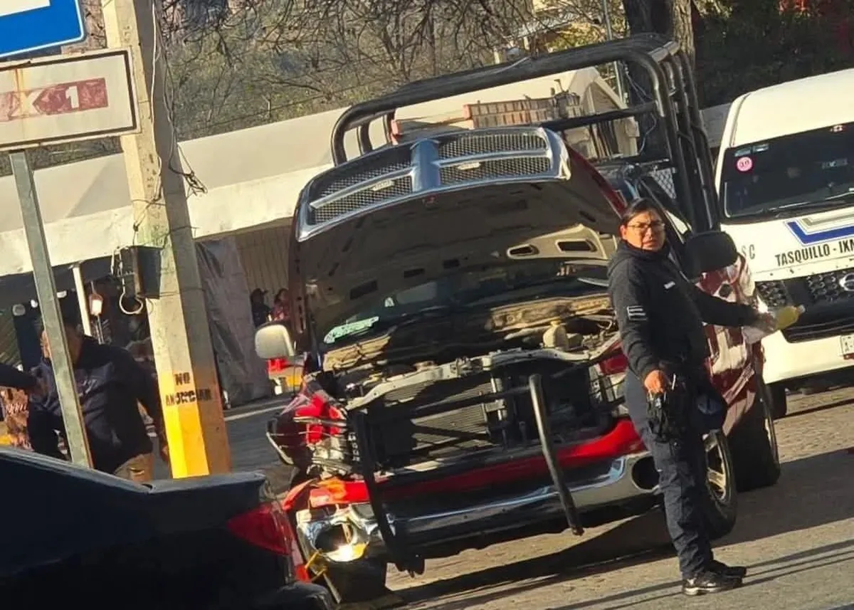 Unidad de bomberos se impacta contra poste en el centro de Tasquillo