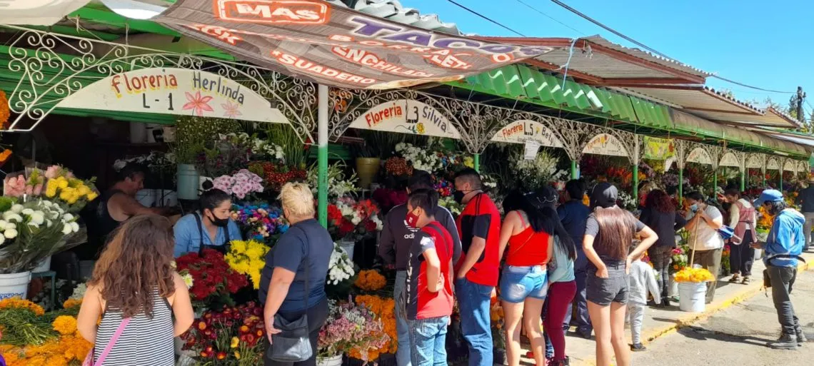 Así el primer día de celebración a los fieles difuntos en Panteón de Pachuca