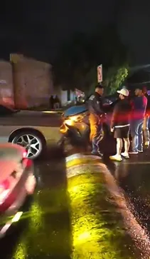 Dos accidentes tras lluvia en Pachuca: un auto volcado y un choque por invasión de carril