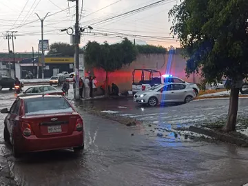 Movilización policiaca en la zona centro de Actopan por el deceso de un hombre de la tercera edad en la esquina de "El Zorro".