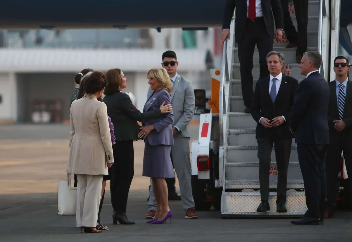 Beatriz Gutiérrez Müller recibe a Jill Biden en el AICM