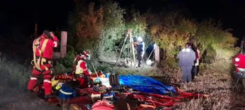 Bomberos rescatan a perrito que cayó a pozo de 18 metros en Ixmiquilpan