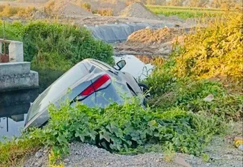 Conductor pierde el control y cae a canal de aguas negras en el bulevar Las Torres
