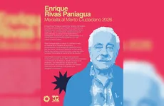Entrega de medalla a Enrique Rivas Paniagua.