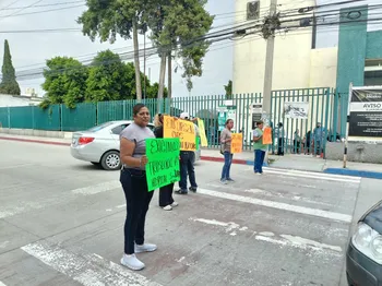 Familiares de paciente bloquean calle frente al IMSS en Tepeji