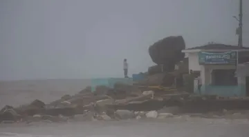 El huracán ‘Erick’ se degrada a categoría 1; avanza sobre Guerrero