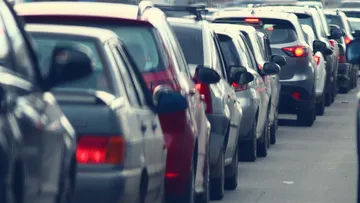 Automóviles circulan con tránsito lento