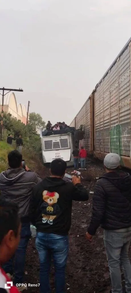 VIDEO | Tren impacta autobús en Atlacomulco; 9 muertos y 41 heridos
