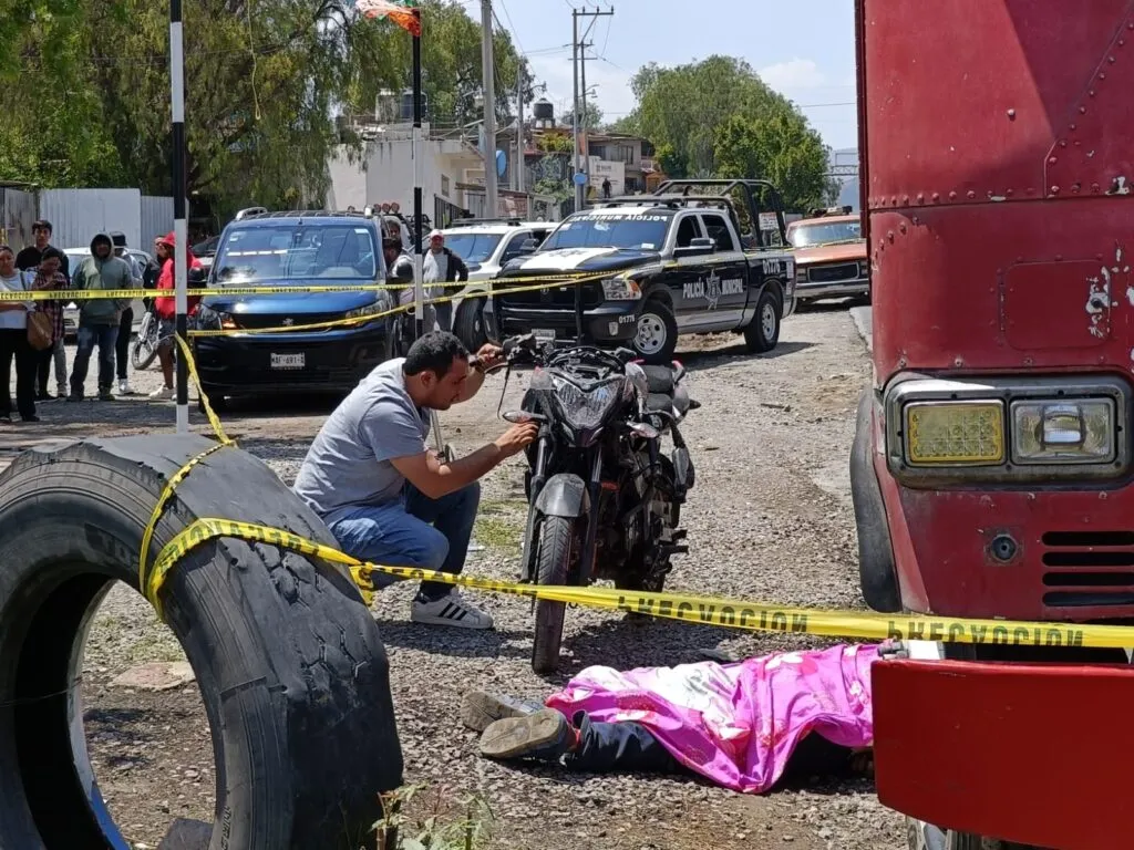 Trágico accidente: muere motociclista y hay una mujer lesionada