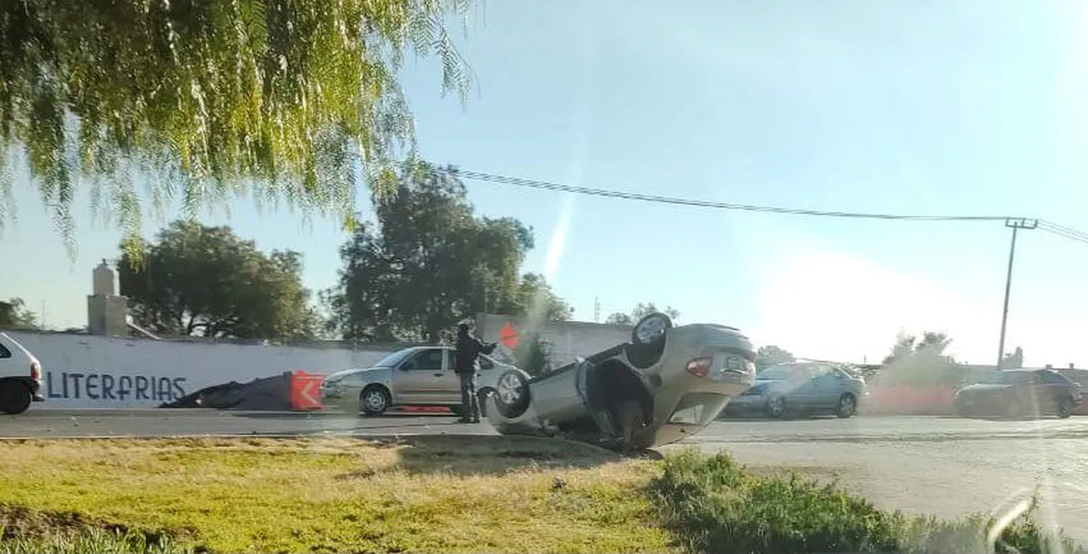 Choque múltiple y volcadura a un costado de la México-Pachuca