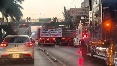 Bloqueos y protestas afectan carreteras del Valle de México.