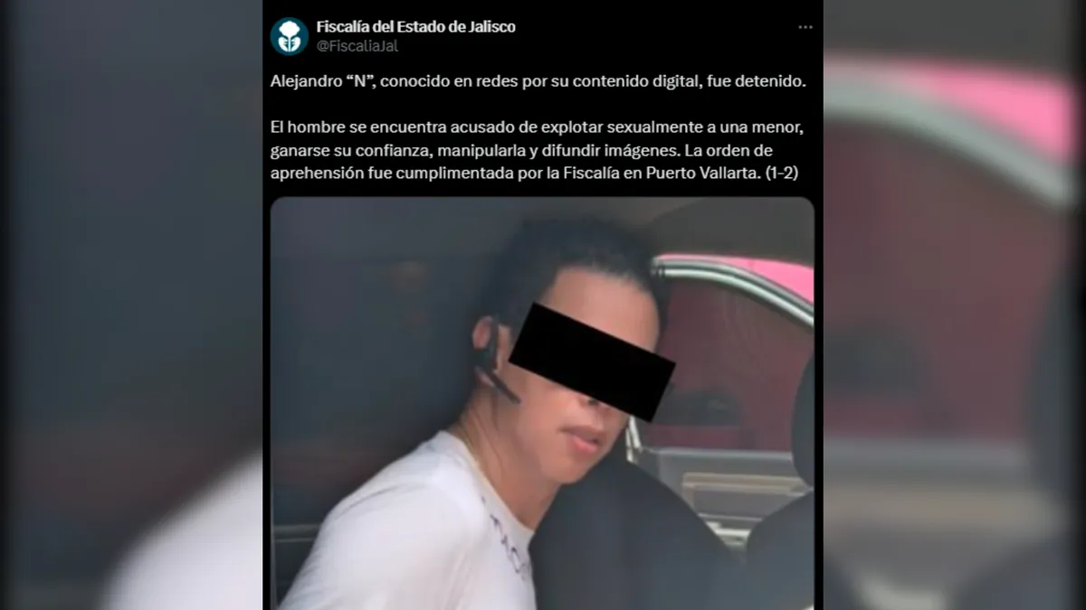 Agentes de la Fiscalía de Jalisco escoltan a productor detenido por trata de menores.