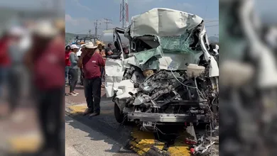 Reportan tránsito lento por labores de rescate tras un fuerte percance vial que involucró al transporte colectivo.