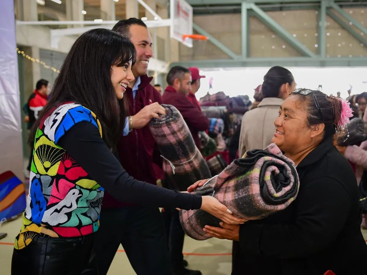 DIF Hidalgo y ayuntamiento de Tizayuca entregan 400 cobijas ante bajada de temperaturas