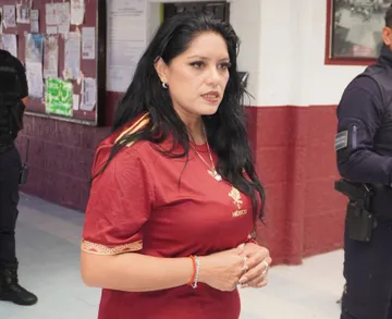Alcaldesa de Santiago Tulantepec justifica mantener a director acusado de acoso porque “tiene que firmar obras”