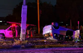 Camioneta se estrella contra poste del C5i y termina volcada en Tizayuca; hay dos heridos graves