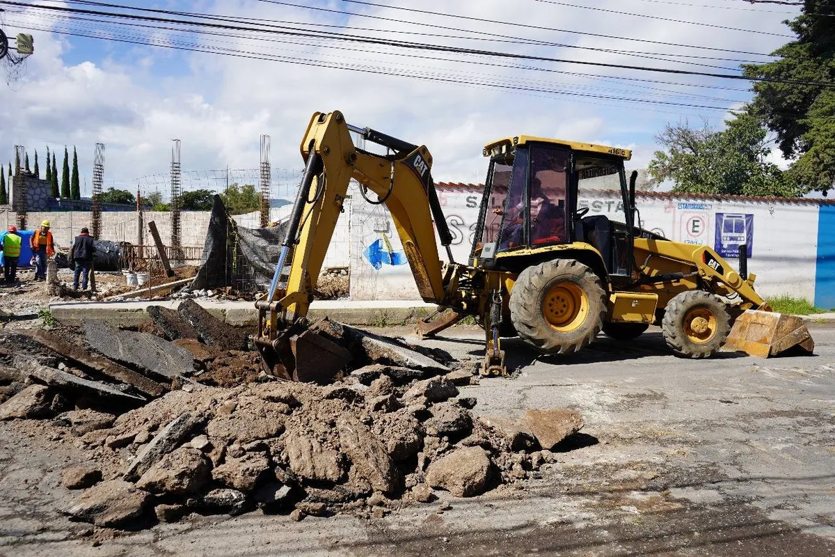 Trabajos de pavimentación hidráulica en la carretera Cuautepec–Tulancingo.