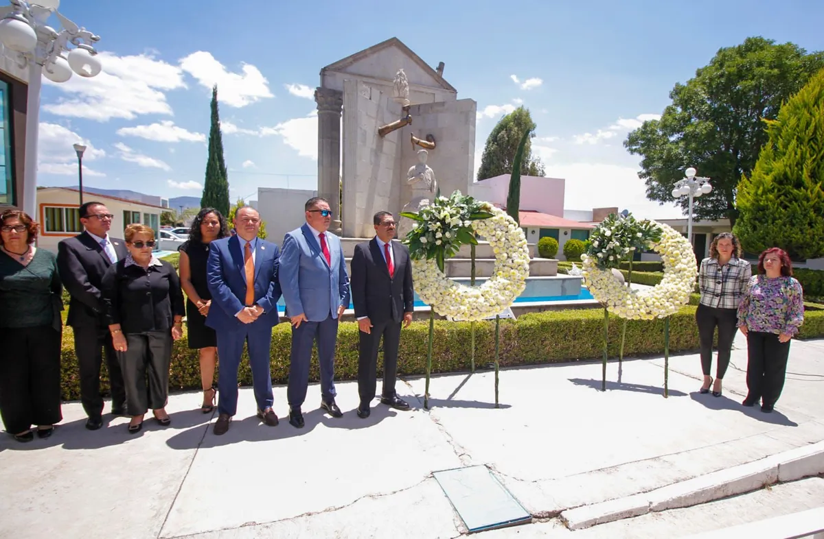 Autoridades de Hidalgo rinden homenaje a maestros fallecidos en el Día del Maestro
