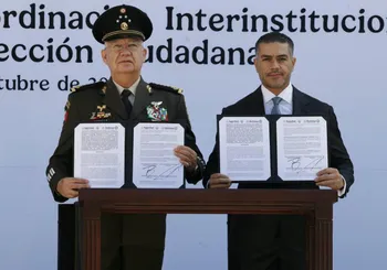 Omar García Harfuch y Ricardo Trevilla durante la firma del convenio de coordinación entre DEFENSA y SSPC.