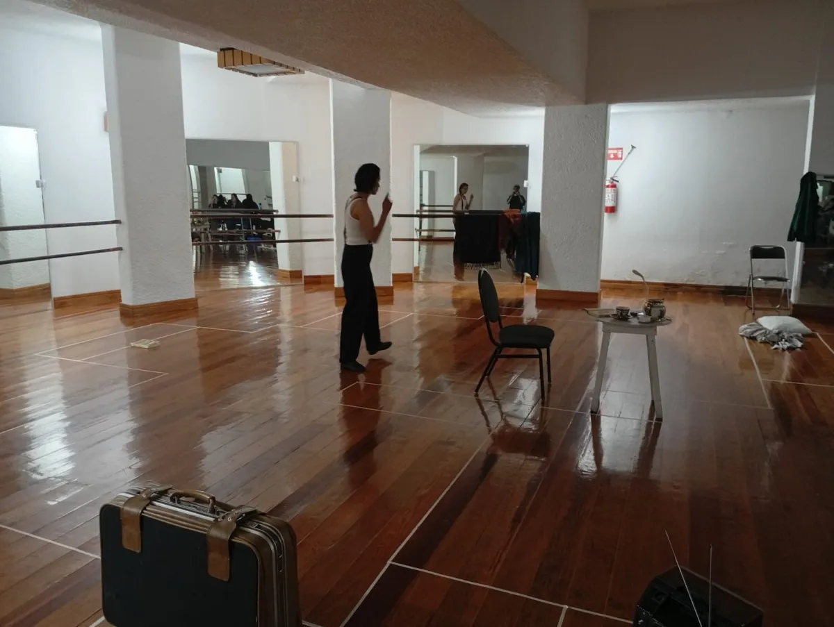 La actriz Sharim Padilla interpreta a Orlando en la obra dirigida por Charly Castellanos