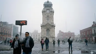 Recreación del Reloj Monumental de Pachuca bajo cielo nublado y ambiente gélido de 4 grados. (Imagen generada con IA)