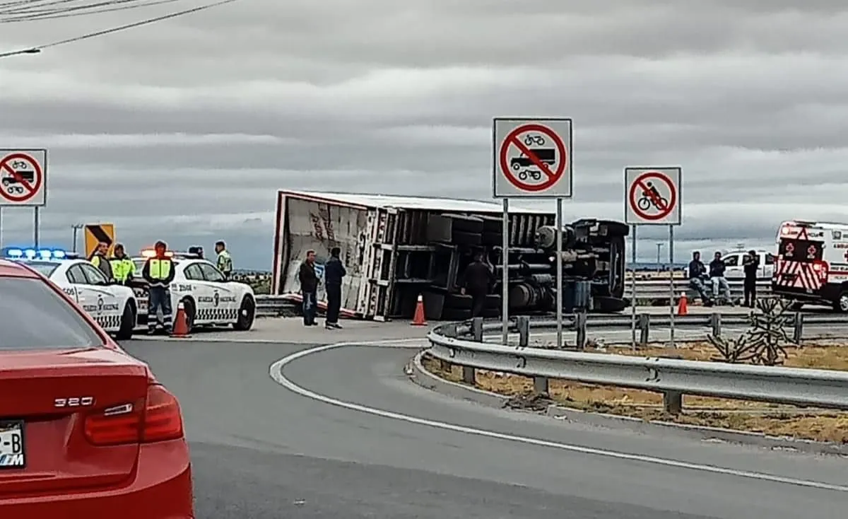 Autopista México-Pachuca: vuelca camión de farmacias