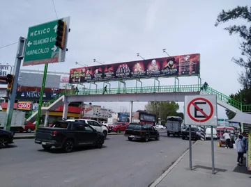 Permanecen espectaculares en puentes de Tulancingo pese a advertencias de riesgo e ilegalidad