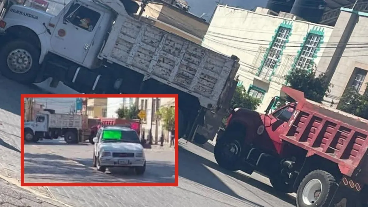 Transportistas bloquean calles frente a la presidencia municipal de Zimapán.