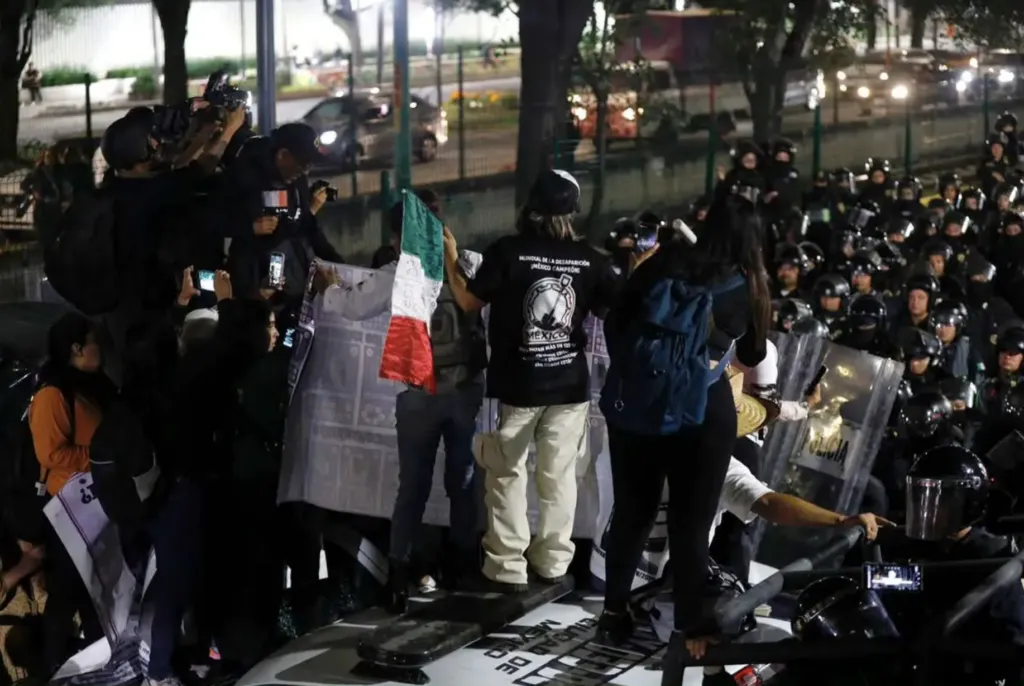 Madres buscadoras marchan rumbo al Azteca antes del arranque del Mundial