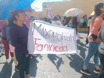 Mujeres aprovechan marcha para cuestionar gobierno de Amieva