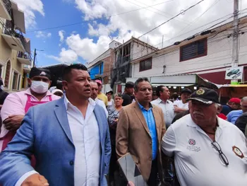 Comerciantes dialogan con autoridades durante la Feria de Tulancingo 2026.