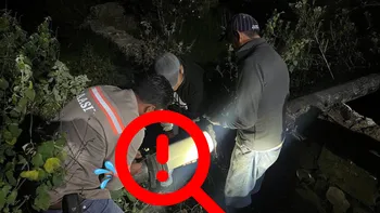 Personal de Caasim realizó trabajos para liberar una obstrucción y rehabilitar el servicio de agua potable en Bandola, Real del Monte.