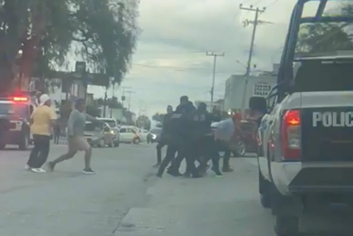 Riña entre civiles y policías estatales en Tlaxcoapan