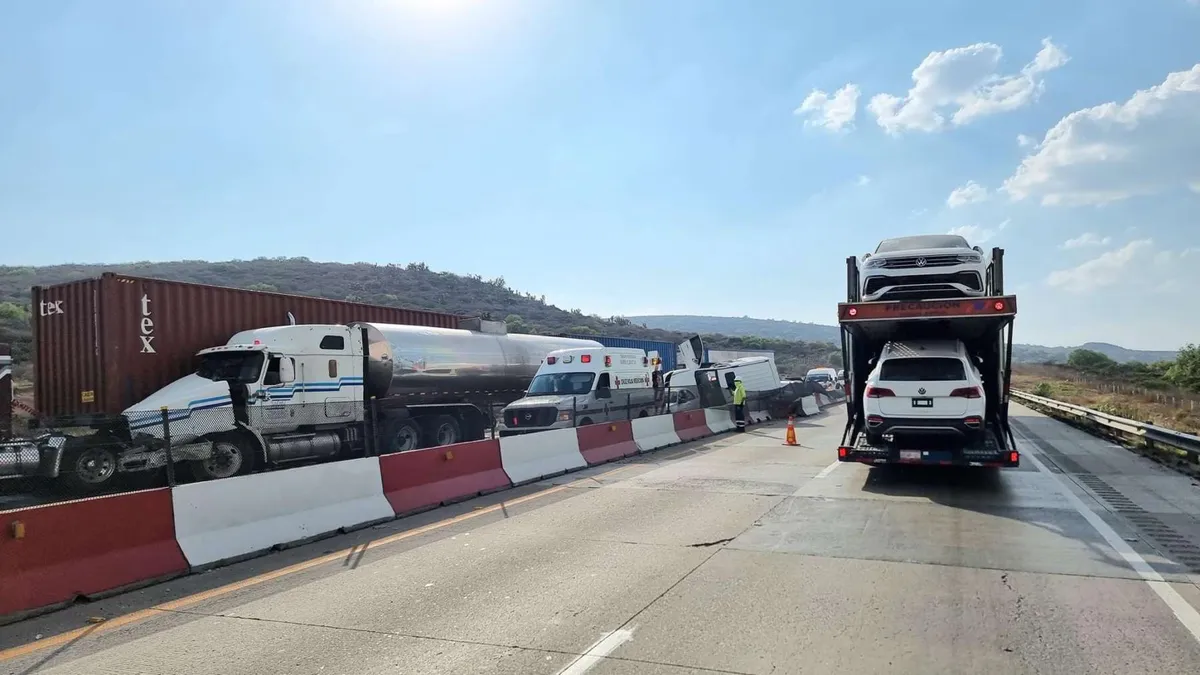 Autopista Arco Norte: Tráiler se queda sin frenos y embiste varios autos